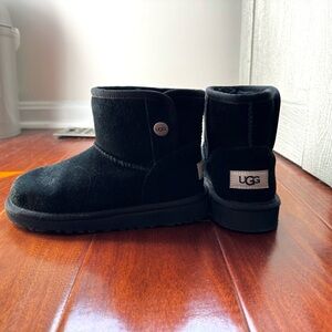 Kids black Uggs size 1